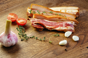 Бекон сырокопченый “Любительский” кусковой