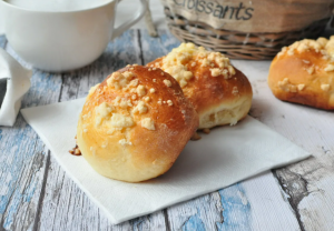 Булочка с изюмом